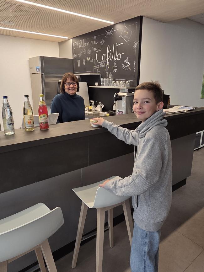 Das Bild zeigt Besucher im CafiNo