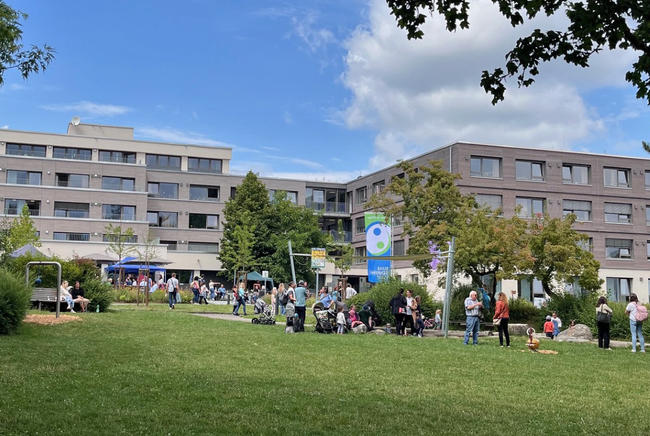 Das Bild zeigt das bunte Treiben beim Quartiersfest in der Tuttlinger Nordstadt