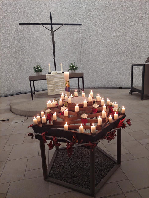 Das Bild die Kerzen in der Auferstehungskirche
