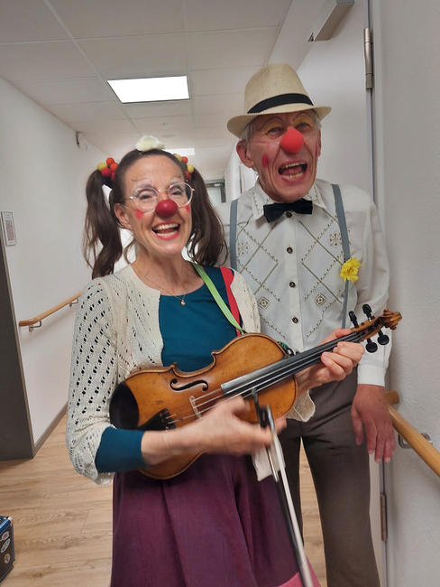 Das Bild zeigt der Besuch der Clowns